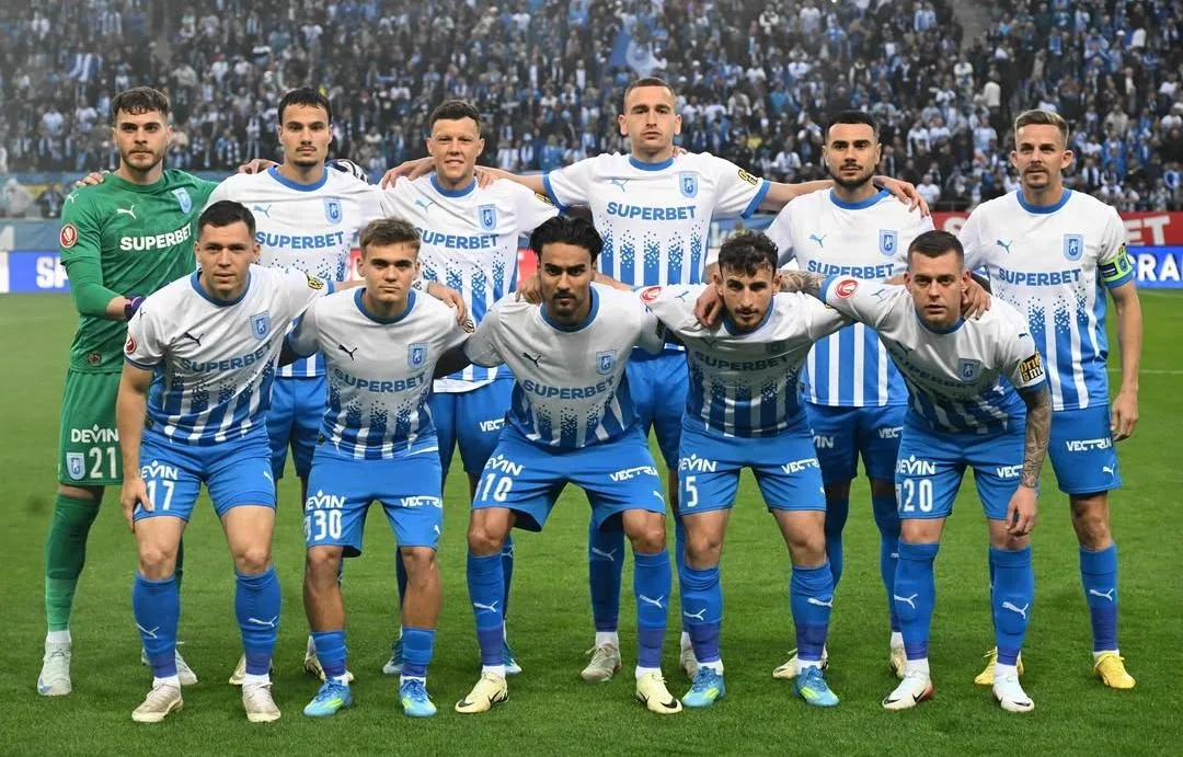 Universitatea Craiova sărbătorind titlul pe stadionul Ion Oblemenco